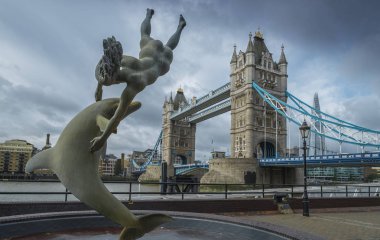 Tower Bridge, gündüz bir görünümü ile yunus, kızla David Wynnes'ın heykeli ön planda