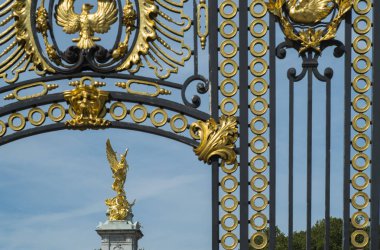 Buckingham Palace yakınındaki gates aracılığıyla bir yaz gününde görülen Victoria Memorial