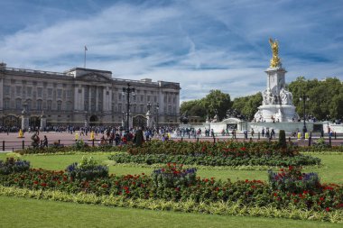 Buckingham Sarayı ve Victoria Anıtı bir geç yaz gününde önü