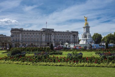 Buckingham Sarayı ve Victoria Anıtı bir geç yaz gününde önü