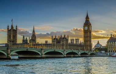 Parlamento ve günbatımı ve alacakaranlıkta Big Ben Merkezi Londra'da