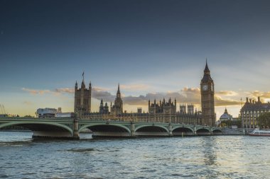 Parlamento ve günbatımı ve alacakaranlıkta Big Ben Merkezi Londra'da