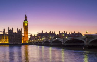 Parlamento ve günbatımı ve alacakaranlıkta Big Ben Merkezi Londra'da