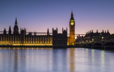 Parlamento ve günbatımı ve alacakaranlıkta Big Ben Merkezi Londra'da