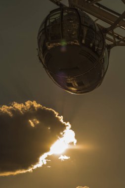 London Eye pod kısmen batan güneşin kontrast