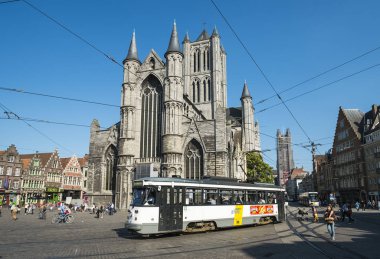 Korenmarkt Ghent Eski Pazar Meydanı bir güneşli yaz sabahı