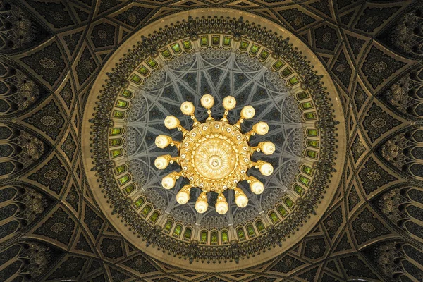 Interior Dari Masjid Agung Sultan Qaboos Muscat Oman Memiliki Karpet — Stok Foto