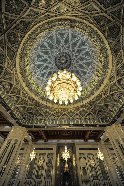 Interno Della Grande Moschea Del Sultano Qaboos Muscat Oman Presenta — Foto Stock