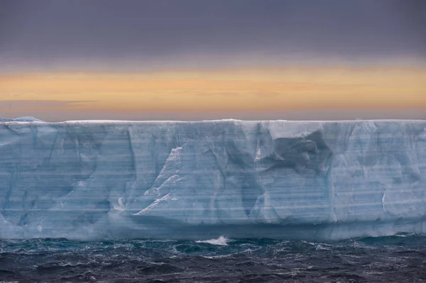 南極海峡 南極で大規模な表の氷山 — ストック写真