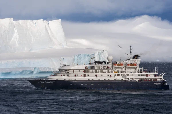 Cruise gemi büyük sekmeli buzdağı Antarktika'daki önünde