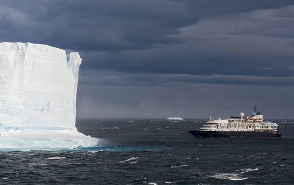 Κρουαζιερόπλοιο Μπροστά Από Μεγάλο Πίνακα Παγόβουνου Στην Ανταρκτική — Φωτογραφία Αρχείου