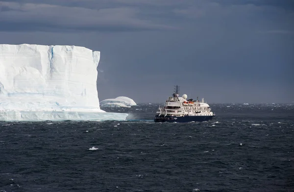 Nave Crociera Fronte Grande Iceberg Tabulare Antartide — Foto Stock