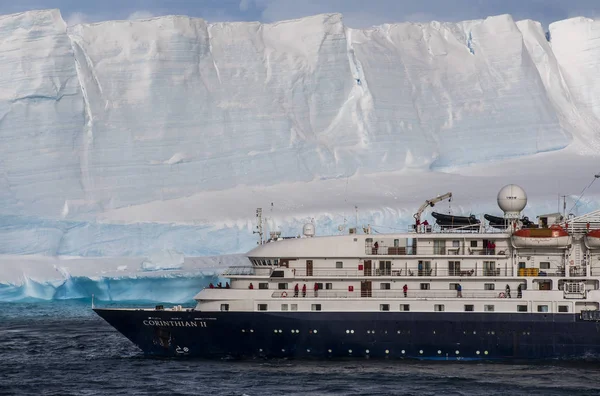 Круїзне Судно Перед Великим Табличний Айсберг Антарктиці — стокове фото