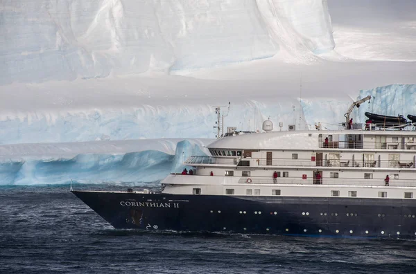Cruise gemi büyük sekmeli buzdağı Antarktika'daki önünde