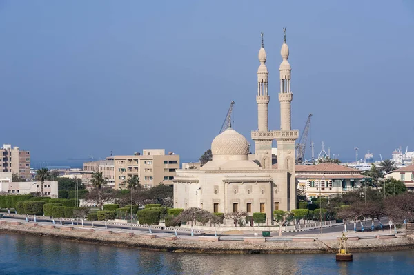 スエズ運河の南端にポート スエズのモスク — ストック写真