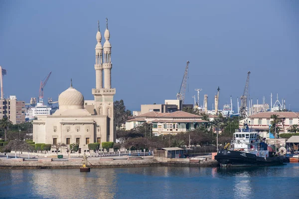 スエズ運河の南端にポート スエズのモスク — ストック写真