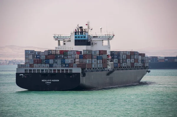 Süveyş Kanalı kanalı'nın güney sonuna yakın bir büyük konteyner gemisi