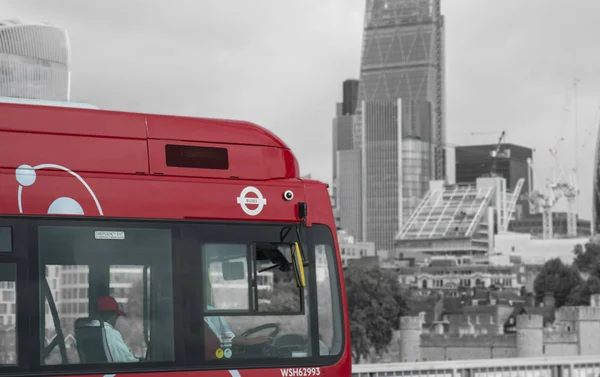 Roter Londoner Bus Überquert Tower Bridge Mit Der Stadt London — Stockfoto