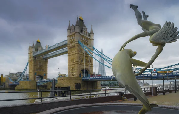 Eine Tagsüber Sichtbare Turmbrücke Vordergrund Die Statue Eines Mädchens Mit — Stockfoto