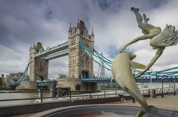 Eine Tagsüber Sichtbare Turmbrücke Vordergrund Die Statue Eines Mädchens Mit — Stockfoto