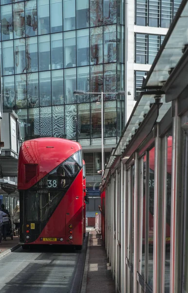 Londra Victoria İstasyonu bir stand Park için yeni otobüs