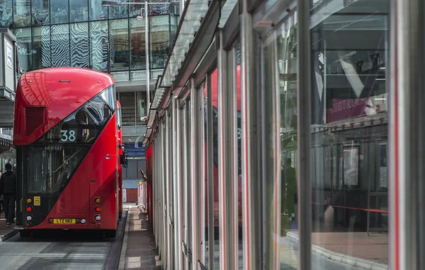 Londra Victoria İstasyonu bir stand Park için yeni otobüs
