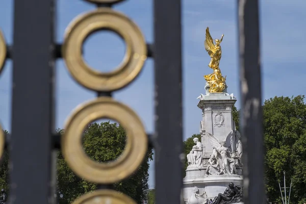 Victoria Memorial Visto Través Puertas Cerca Del Palacio Buckingham Día —  Fotos de Stock
