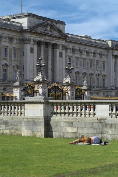 Turista Durmiendo Palacio Buckingham —  Fotos de Stock