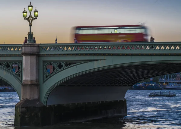 Een Rode Bus Van Londen Westminster Brug Snelheden Zomers Schemering — Stockfoto