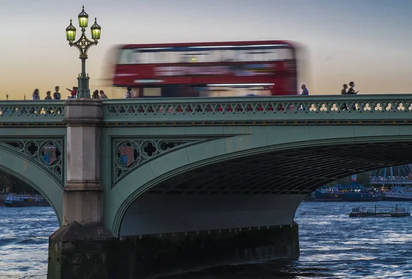 Een Rode Bus Van Londen Westminster Brug Snelheden Zomers Schemering — Stockfoto