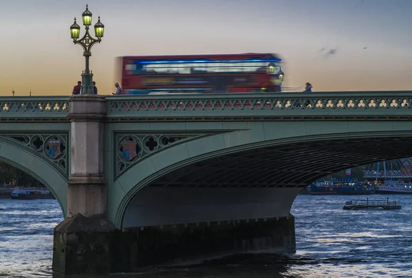 Een Rode Bus Van Londen Westminster Brug Snelheden Zomers Schemering — Stockfoto