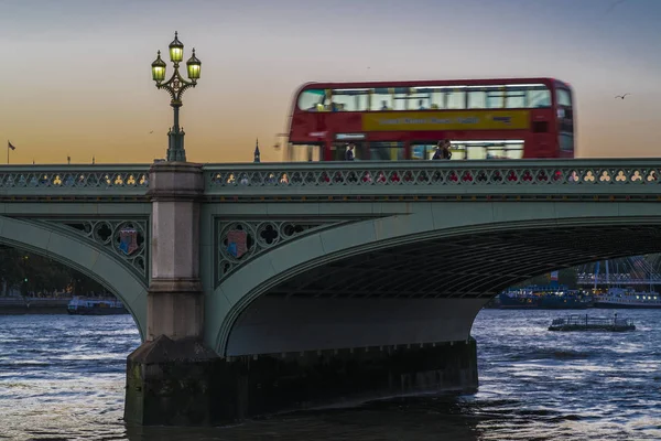 Röd London Busshastigheter Över Westminster Bridge Somrar Skymningen — Stockfoto