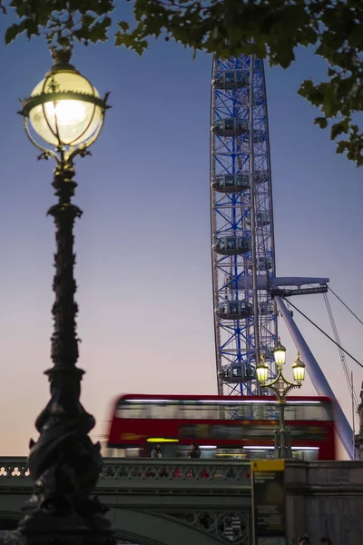 Een Rode London Bus Snelheden Westminster Bridge Zomers Schemering London — Stockfoto