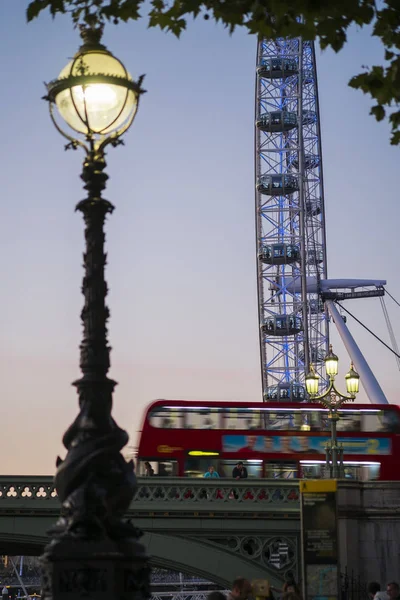 Ein Roter Londoner Bus Rast Der Sommerlichen Dämmerung Über Die — Stockfoto