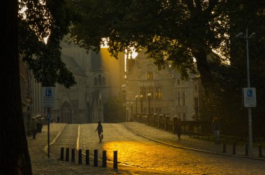 Medeival şehir St Michaels köprü gibi Ghent arkasında gündoğumu