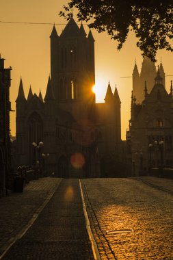 Medeival şehir St Michaels köprü gibi Ghent arkasında gündoğumu