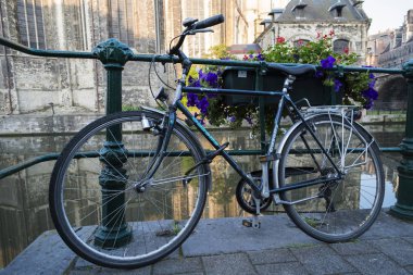 Bisikletle bir kanal Gent, Belçika