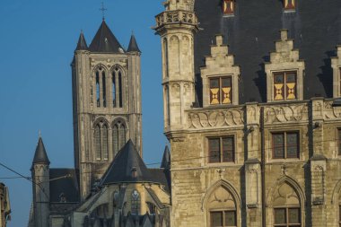 St Nicholas Katedrali Gent ile çan kulesine foregorund içinde