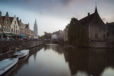 Onze-Lieve-Vrouw Brugge. Kilise Our Katelijnestraat kanal görüldüğü gibi Lady