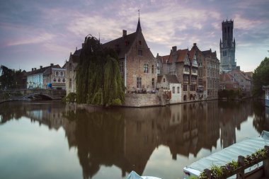Bruges Belfry Katelijnestraat kanal görüldüğü gibi akşamları