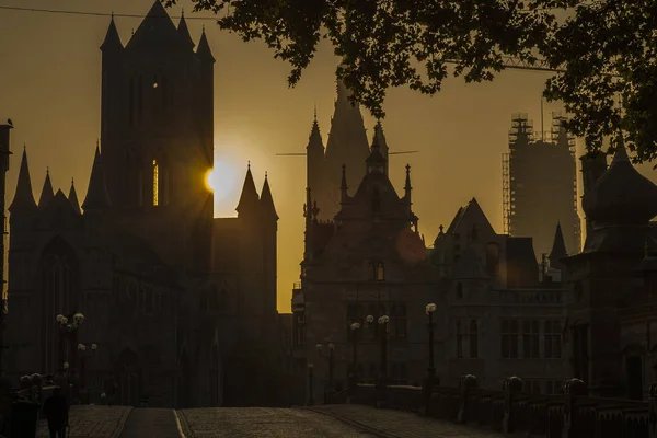 Medeival şehir St Michaels köprü gibi Ghent arkasında gündoğumu