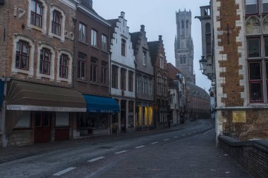 Erken Monring iyon bir arka sokak n Bruges, Belçika