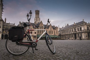 Bisiklet arka planda çan kulesi ile Bruges'deki Burg meydanında