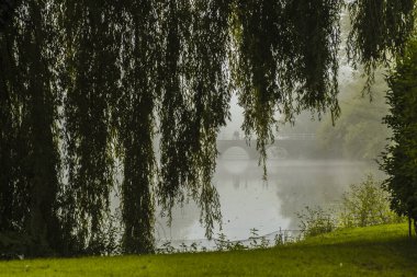 Bruges içinde Minnewater üzerinde altın şafak