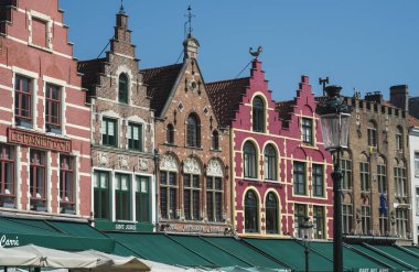Bruges Grote Markt sabahın erken saatlerinde renkli evleri