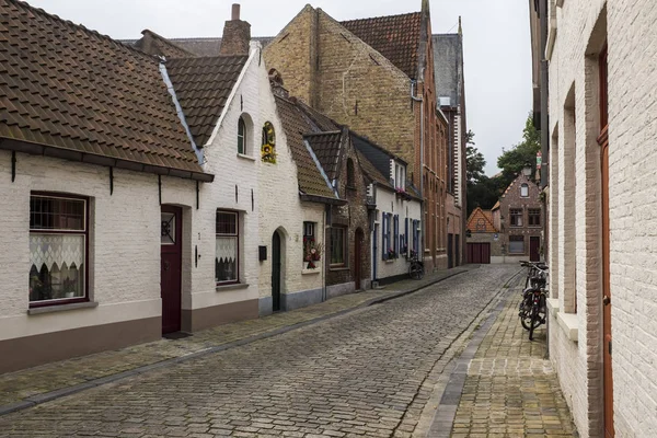 Erken Monring iyon bir arka sokak n Bruges, Belçika