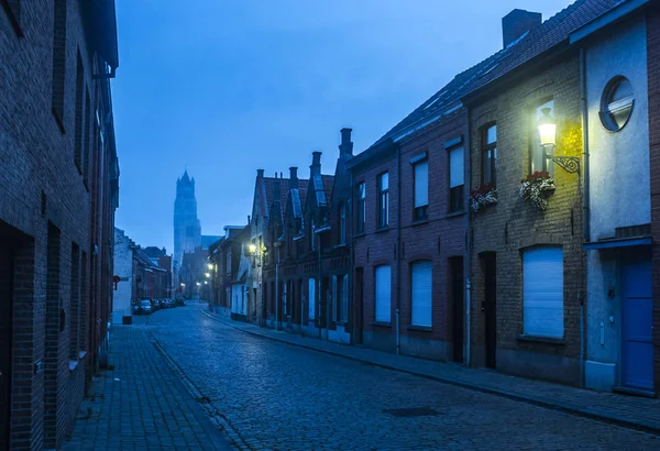 Erken Monring iyon bir arka sokak n Bruges, Belçika