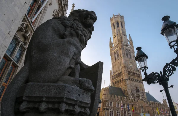 Frühmorgens Auf Dem Grote Markt Brugge Mit Dem Glockenturm Hintergrund — Stockfoto