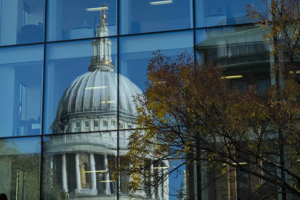 Refelctions St Paul Katedrali içinde modern bir Londra ofis bloğu
