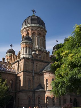 Kule Chernivtsi Ulusal Üniversitesi Chernivtsi Ukrayna sonbahar ağaçları ile kubbeli